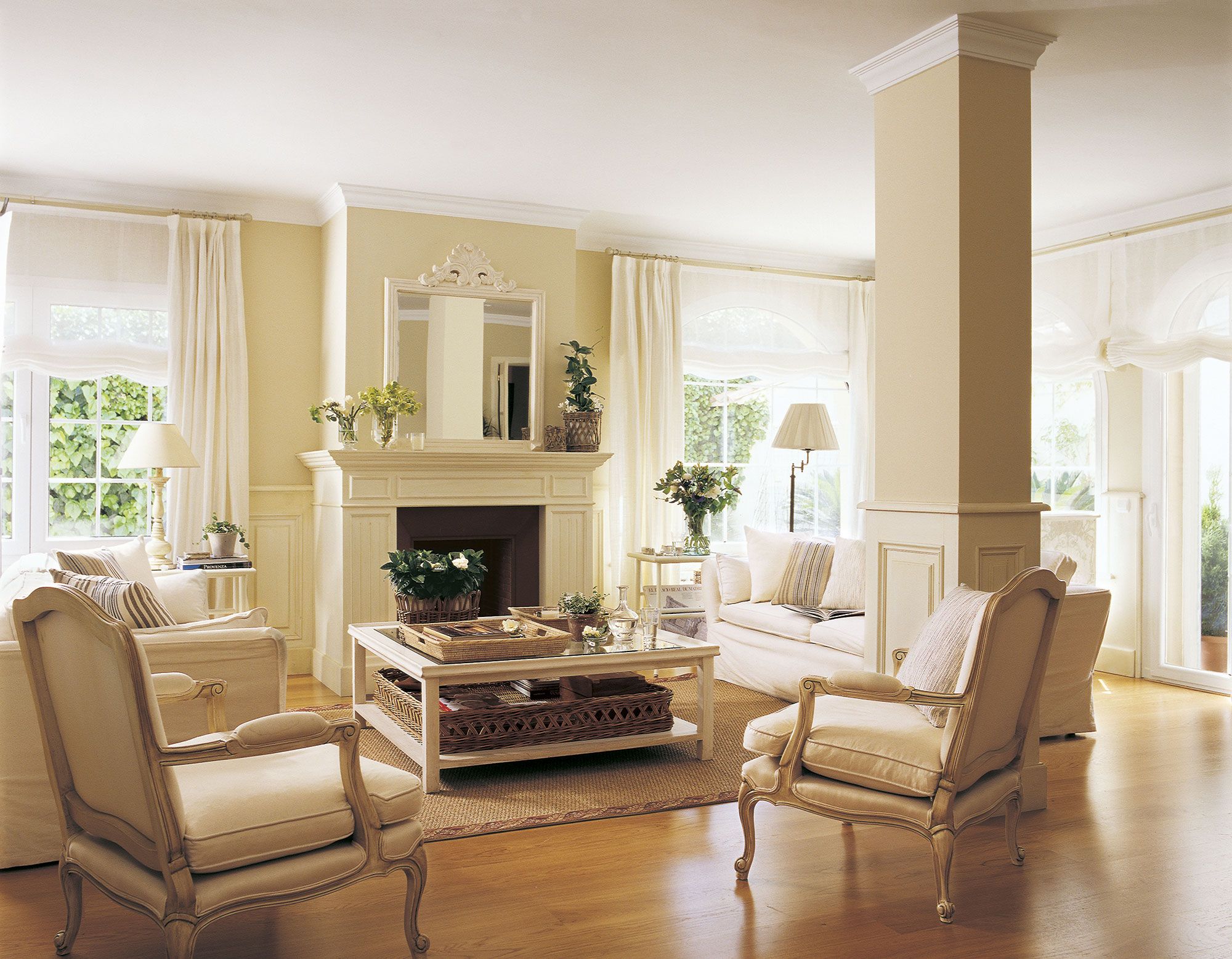 ¿Cómo decorar un living con muebles antiguos de manera elegante y moderna?