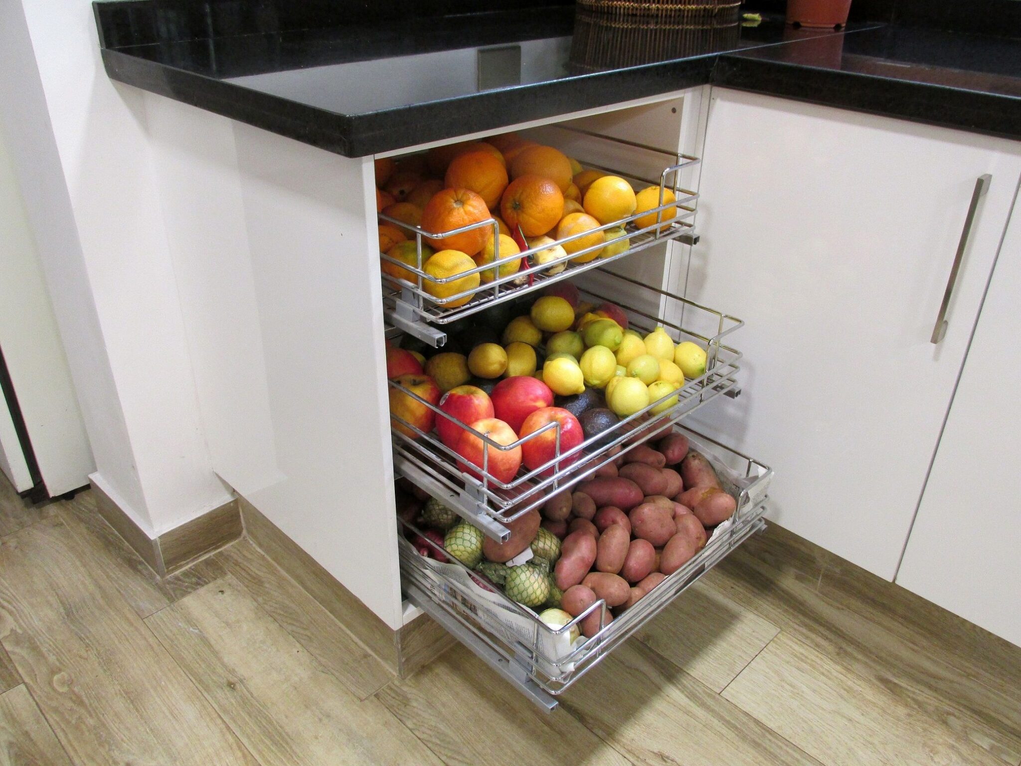 ¿Cuál es el mejor mueble para almacenar verduras en la cocina?