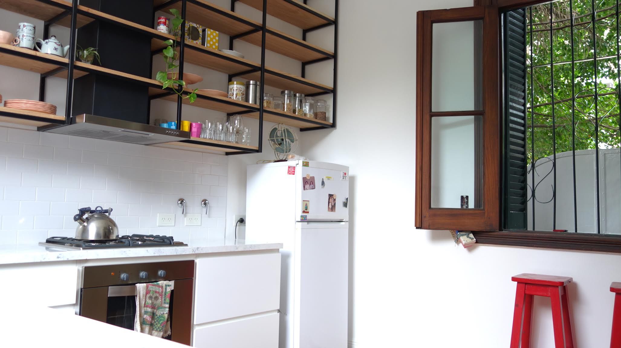 ¿Cómo instalar muebles de cocina colgantes de forma fácil y segura?