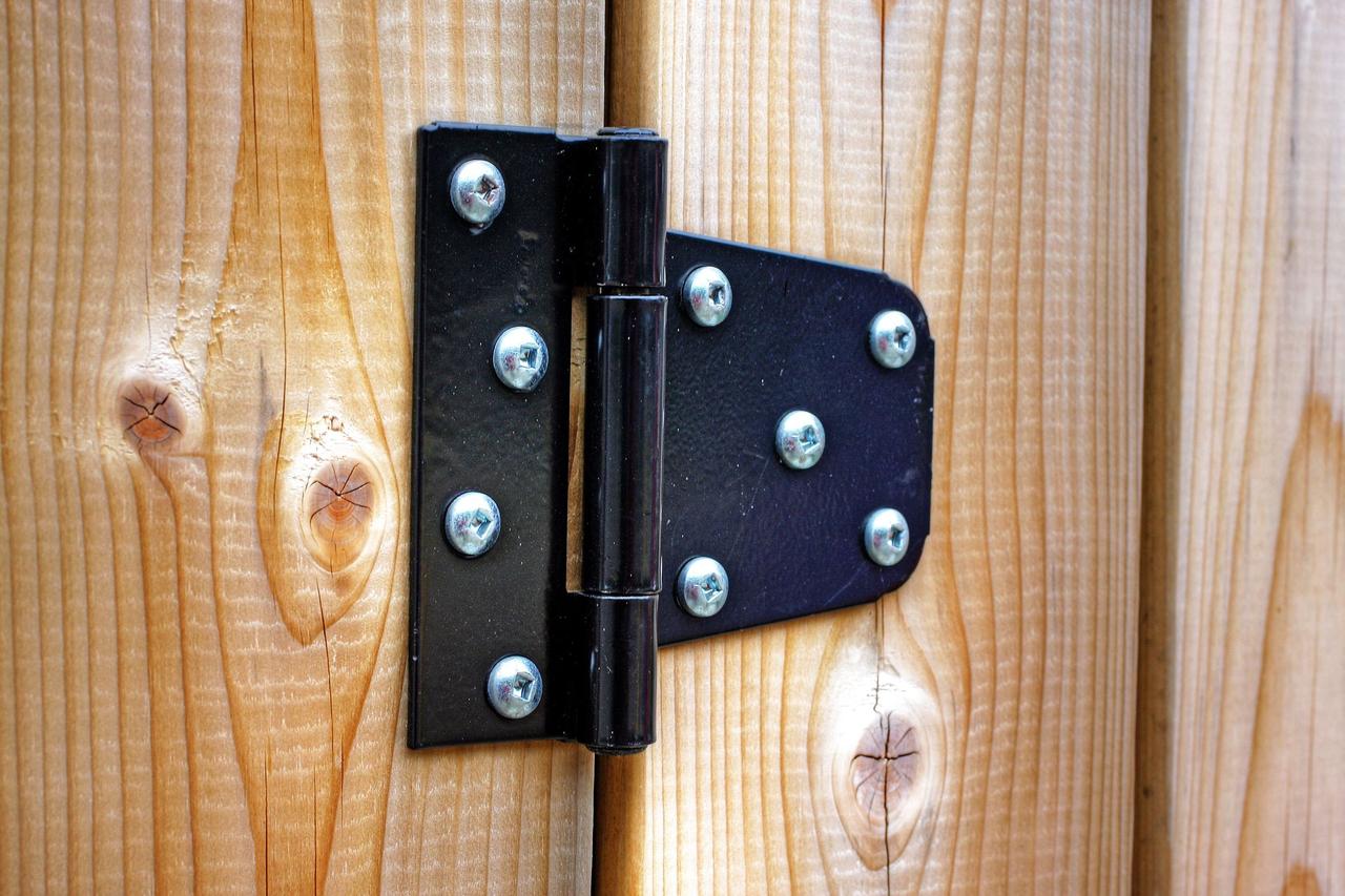 Cómo ajustar las bisagras de las puertas de un armario?