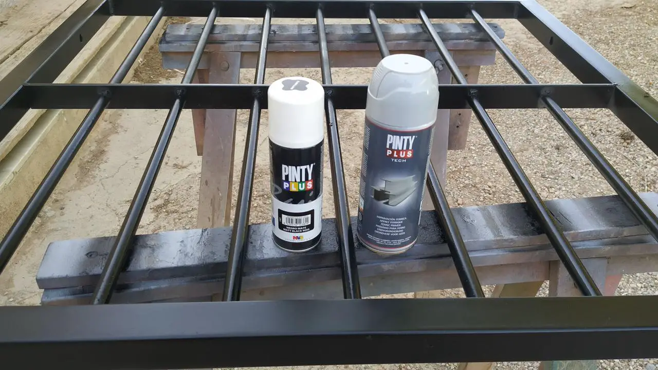 Cómo pintar una barandilla de balcón desgastada