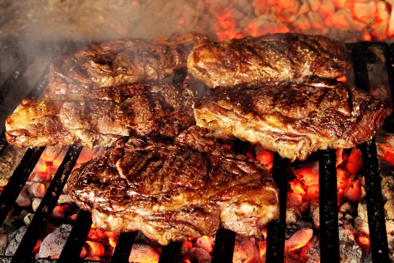 El asador o parrilla que es la perfecta solución para tu carne asada donde  sea